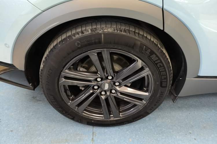 Used Cadillac LYRIQ 2022 Rear-Drive Long-Range Luxury Edition Right Rear Wheel Hub