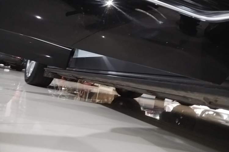Used Cadillac LYRIQ 2022 Rear-Drive Long-Range Luxury Edition Right Side Sill