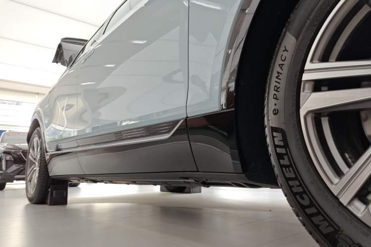 Used Cadillac LYRIQ 2022 Rear-Drive Long-Range Luxury Edition Right Side Sill