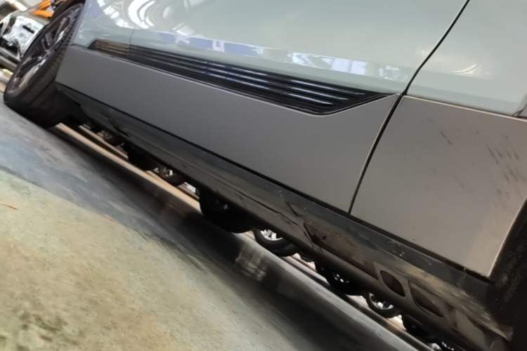 Used Cadillac LYRIQ 2022 Rear-Drive Long-Range Luxury Edition Right Side Sill