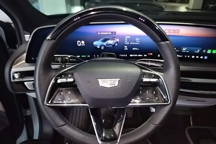 Used Cadillac LYRIQ 2022 Rear-Drive Long-Range Luxury Edition Steering Wheel