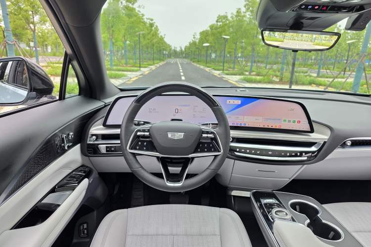 Used Cadillac LYRIQ 2022 Rear-Drive Long-Range Luxury Edition Steering Wheel