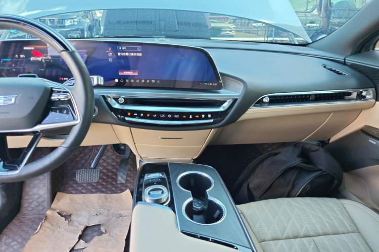 Used Cadillac LYRIQ 2022 Rear-Drive Long-Range Prestige Edition Audio And AC Panel