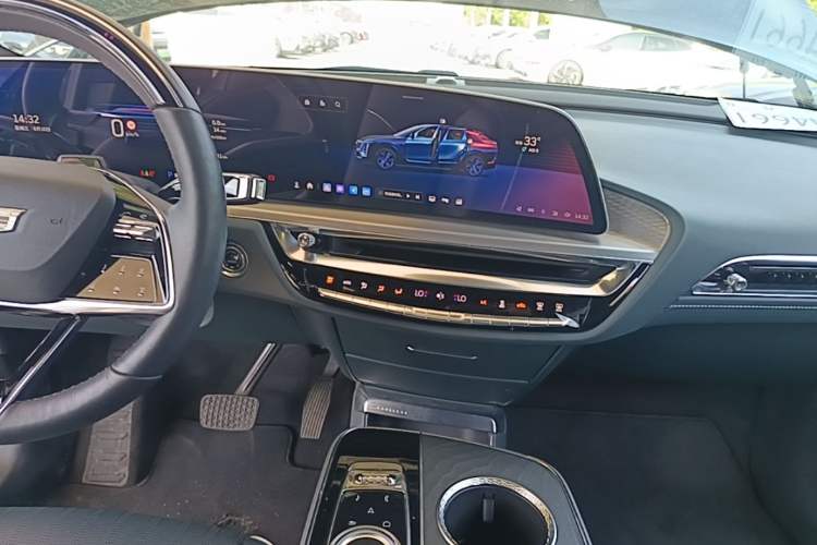 Used Cadillac LYRIQ 2022 Rear-Drive Long-Range Prestige Edition Audio And AC Panel