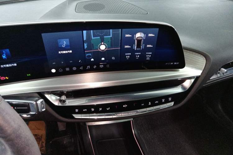 Used Cadillac LYRIQ 2022 Rear-Drive Long-Range Luxury Edition Audio And AC Panel