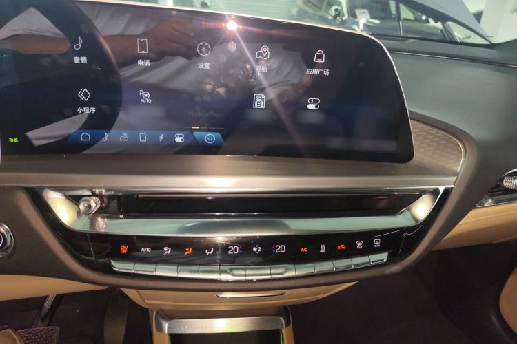 Used Cadillac LYRIQ 2022 Four-Wheel-Drive High-Performance Deluxe Edition Audio And AC Panel