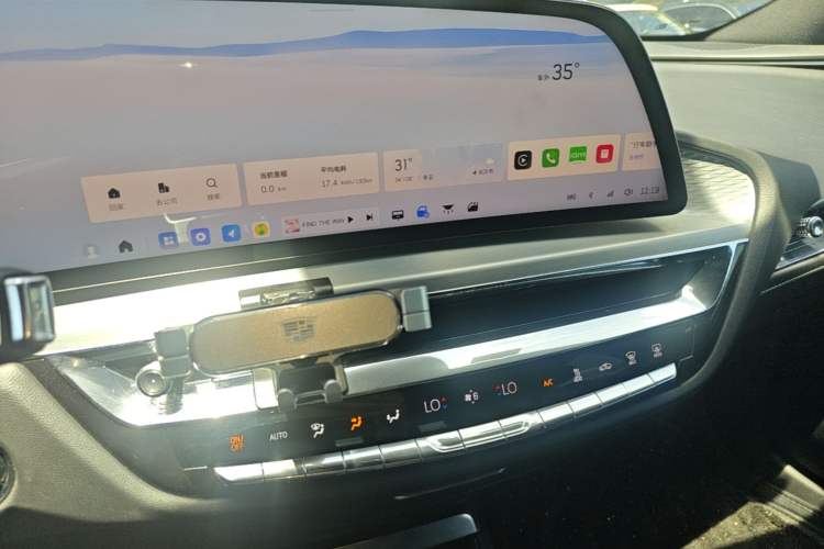 Used Cadillac LYRIQ 2022 Rear-Drive Long-Range Luxury Edition Audio And AC Panel