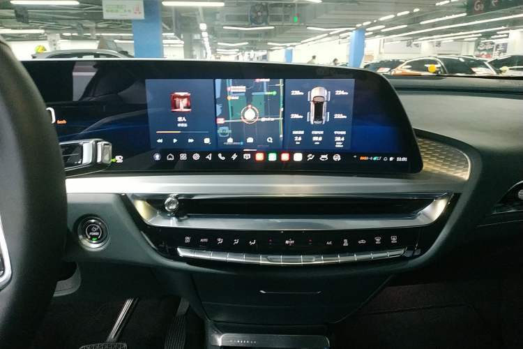 Used Cadillac LYRIQ 2022 Rear-Drive Long-Range Prestige Edition Audio And AC Panel