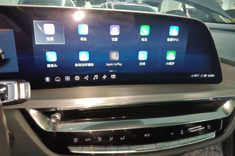 Used Cadillac LYRIQ 2022 Four-Wheel-Drive High-Performance Deluxe Edition Audio And AC Panel
