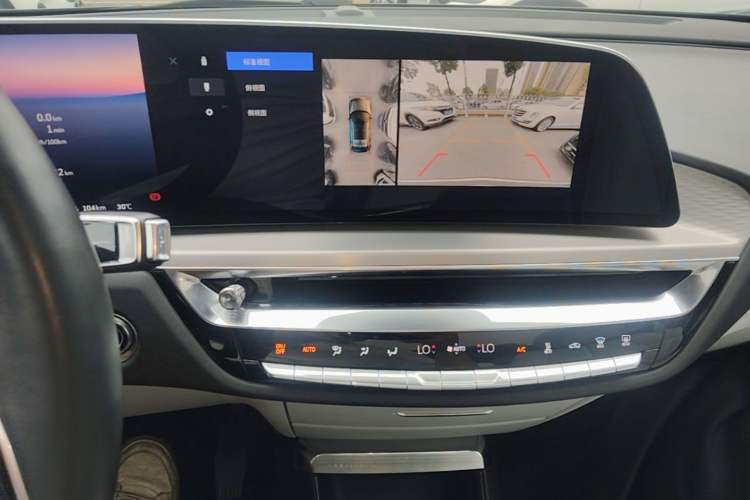 Used Cadillac LYRIQ 2022 Rear-Drive Long-Range Luxury Edition Audio And AC Panel