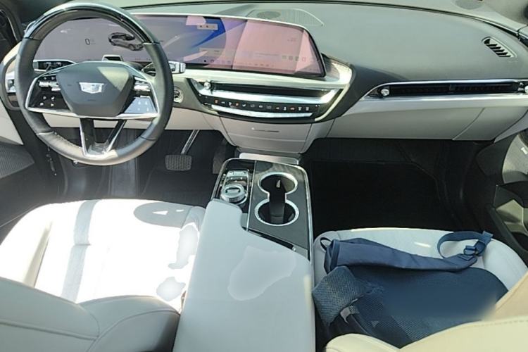 Used Cadillac LYRIQ 2022 Rear-Drive Long-Range Luxury Edition Center Console