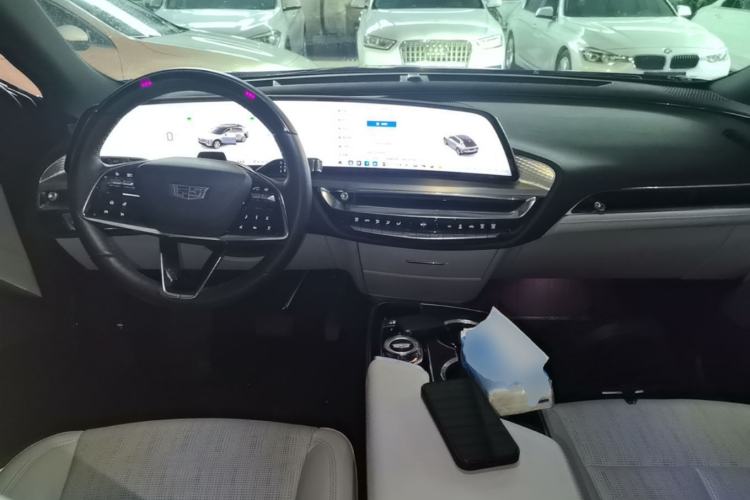 Used Cadillac LYRIQ 2022 Rear-Drive Long-Range Luxury Edition Center Console