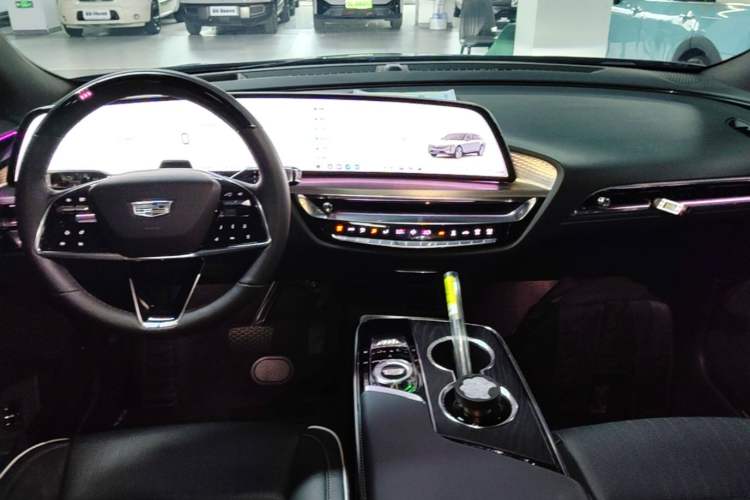 Used Cadillac LYRIQ 2022 Four-Wheel-Drive High-Performance Deluxe Edition Center Console