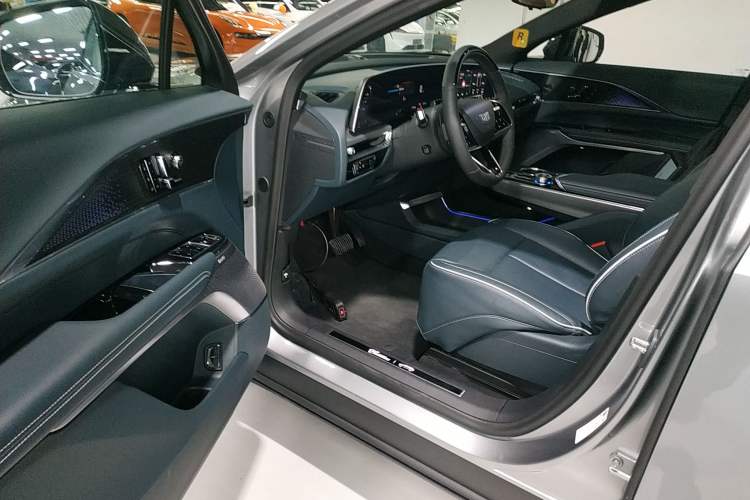 Used Cadillac LYRIQ 2022 Rear-Drive Long-Range Prestige Edition Driver Seat