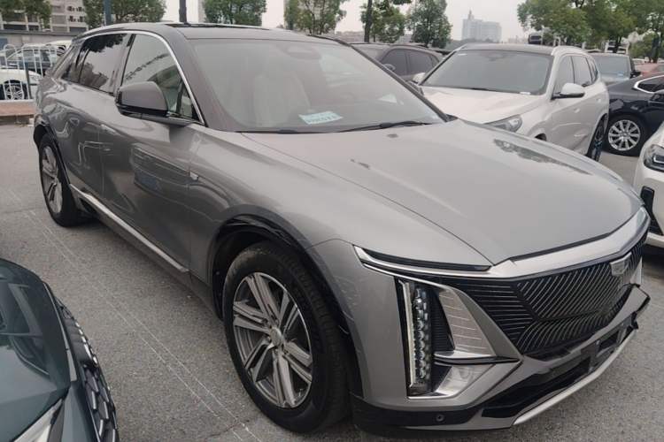 Used Cadillac LYRIQ 2022 Rear-Drive Long-Range Luxury Edition Front Right 45 Deg