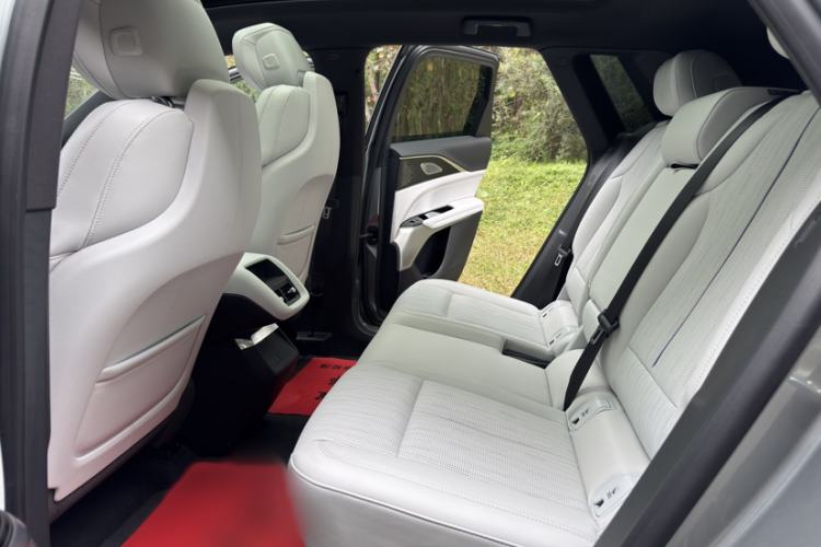 Used Cadillac LYRIQ 2022 Rear-Drive Long-Range Prestige Edition Interior 10