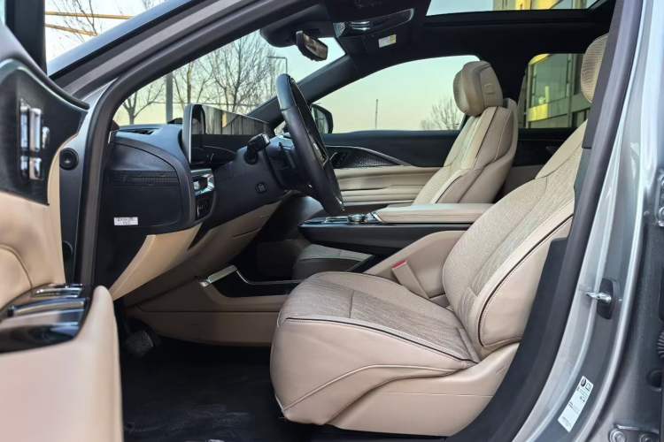 Used Cadillac LYRIQ 2022 Four-Wheel-Drive High-Performance Deluxe Edition Interior 2