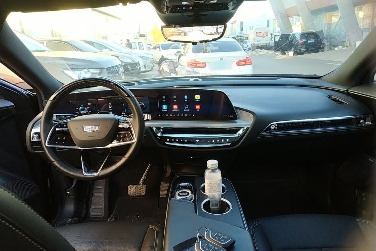 Used Cadillac LYRIQ 2022 Rear-Drive Long-Range Luxury Edition Interior 2