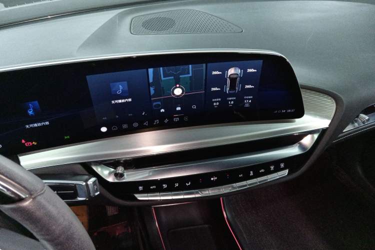 Used Cadillac LYRIQ 2022 Rear-Drive Long-Range Luxury Edition Interior 2