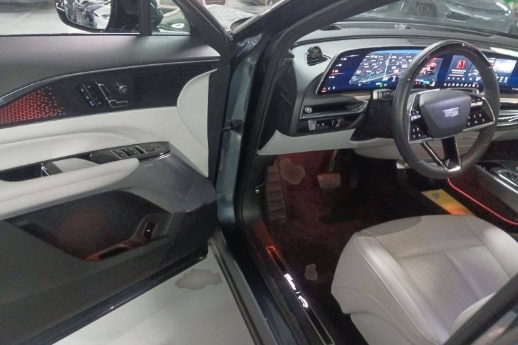Used Cadillac LYRIQ 2022 Rear-Drive Long-Range Luxury Edition Interior 3