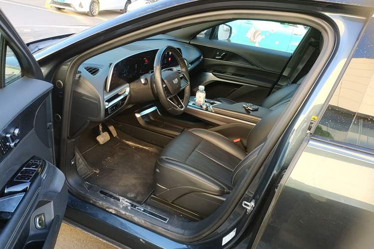Used Cadillac LYRIQ 2022 Rear-Drive Long-Range Luxury Edition Interior 3