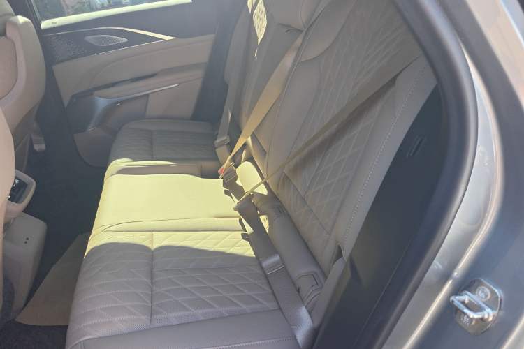 Used Cadillac LYRIQ 2022 Rear-Drive Long-Range Prestige Edition Interior 4