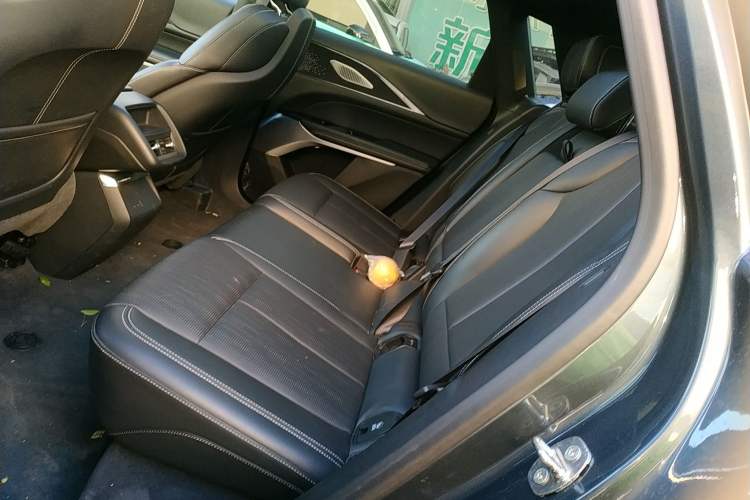 Used Cadillac LYRIQ 2022 Rear-Drive Long-Range Luxury Edition Interior 4
