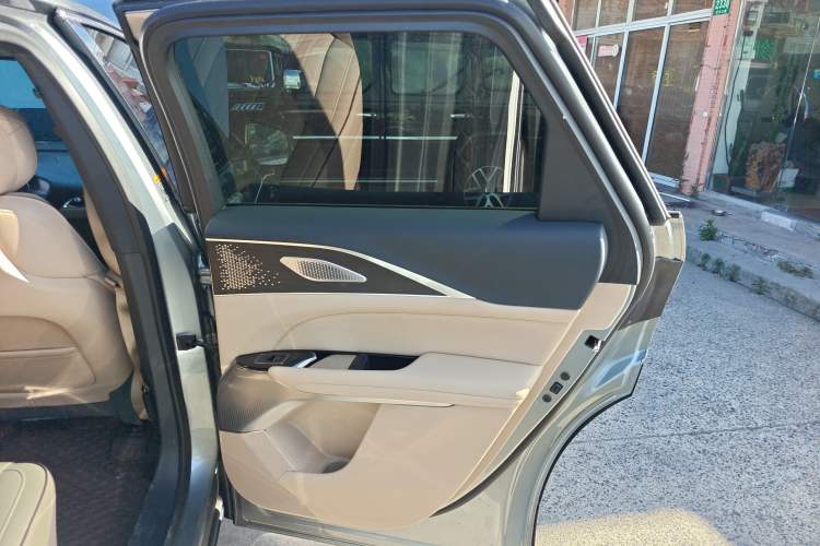 Used Cadillac LYRIQ 2022 Rear-Drive Long-Range Prestige Edition Interior 6