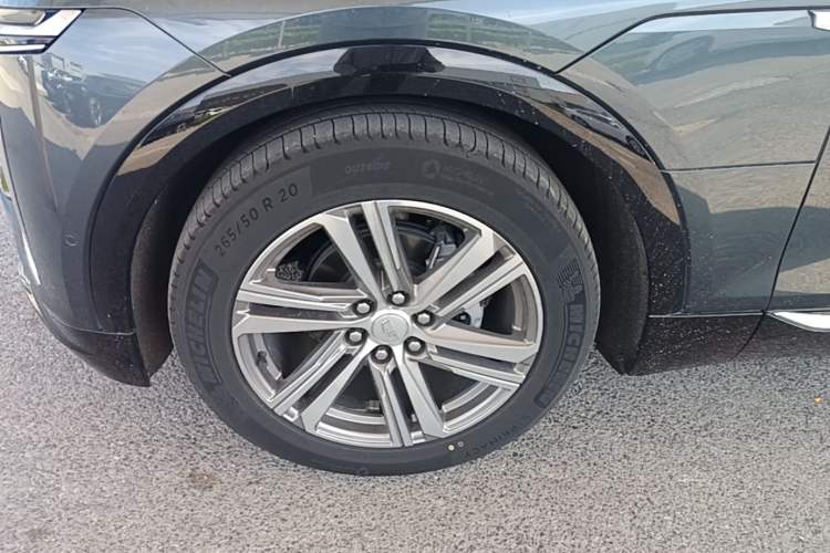 Used Cadillac LYRIQ 2022 Rear-Drive Long-Range Prestige Edition Left Front Wheel Hub