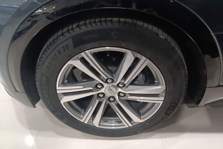 Used Cadillac LYRIQ 2022 Rear-Drive Long-Range Prestige Edition Left Front Wheel Hub