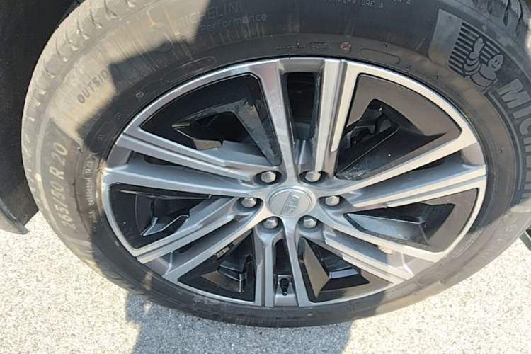 Used Cadillac LYRIQ 2022 Rear-Drive Long-Range Luxury Edition Left Front Wheel Hub