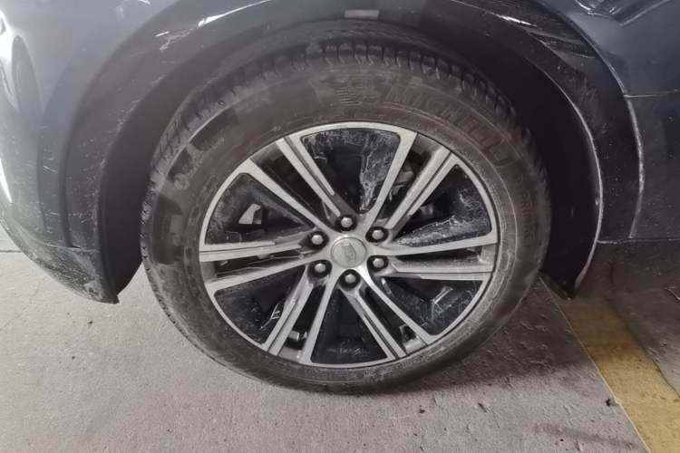 Used Cadillac LYRIQ 2022 Rear-Drive Long-Range Luxury Edition Left Front Wheel Hub
