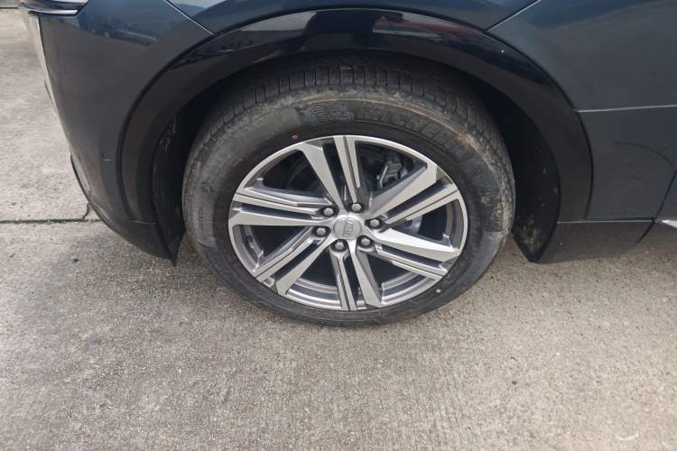 Used Cadillac LYRIQ 2022 Rear-Drive Long-Range Luxury Edition Left Front Wheel Hub