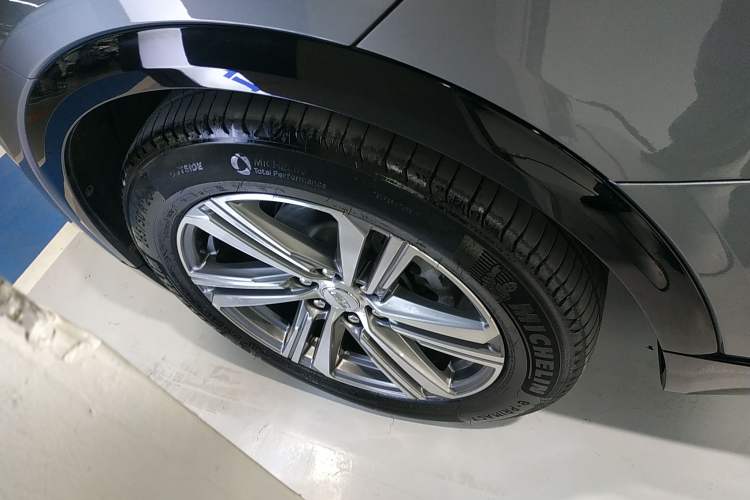 Used Cadillac LYRIQ 2022 Rear-Drive Long-Range Prestige Edition Left Front Wheel Hub