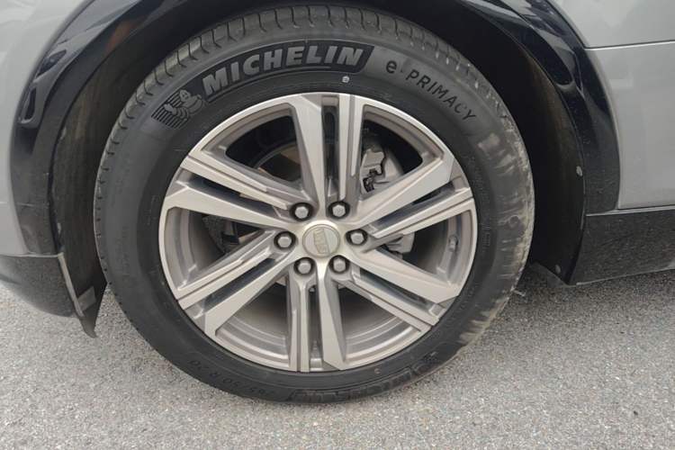 Used Cadillac LYRIQ 2022 Rear-Drive Long-Range Luxury Edition Left Front Wheel Hub