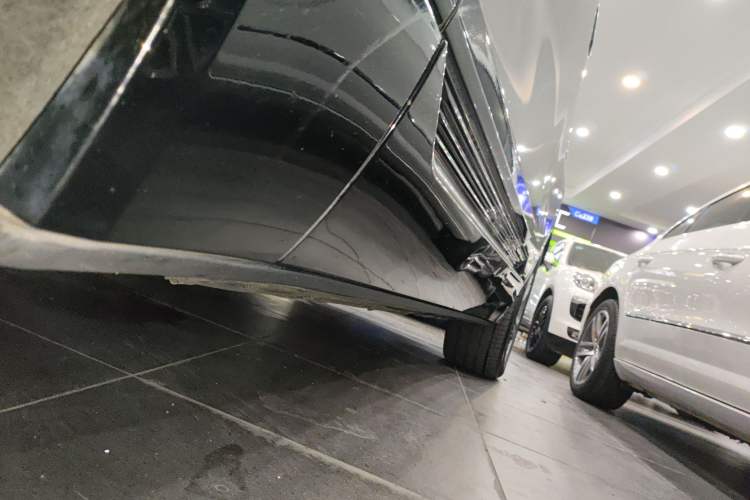 Used Cadillac LYRIQ 2022 Rear-Drive Long-Range Prestige Edition Left Side Sill