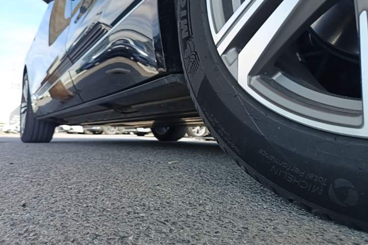 Used Cadillac LYRIQ 2022 Rear-Drive Long-Range Prestige Edition Left Side Sill