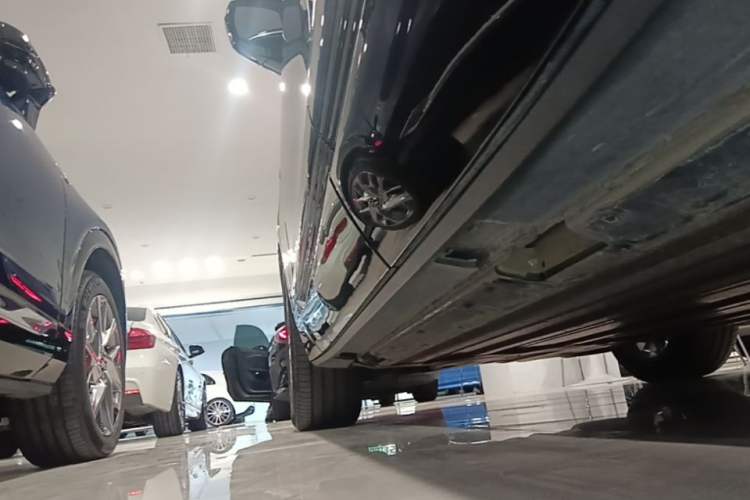 Used Cadillac LYRIQ 2022 Rear-Drive Long-Range Prestige Edition Left Side Sill