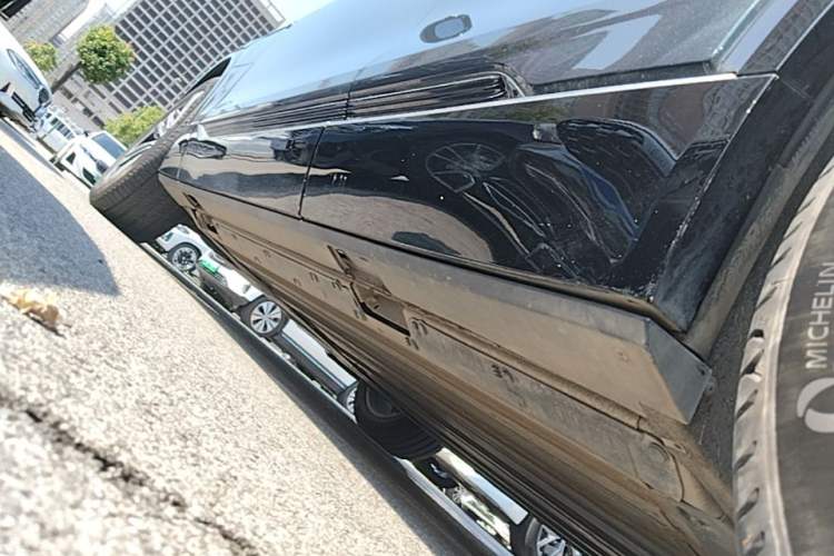 Used Cadillac LYRIQ 2022 Rear-Drive Long-Range Luxury Edition Left Side Sill