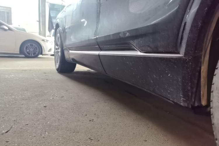 Used Cadillac LYRIQ 2022 Rear-Drive Long-Range Luxury Edition Left Side Sill