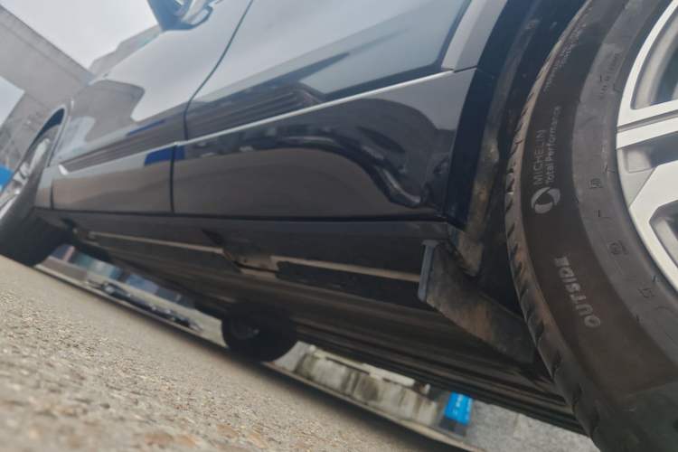 Used Cadillac LYRIQ 2022 Rear-Drive Long-Range Luxury Edition Left Side Sill