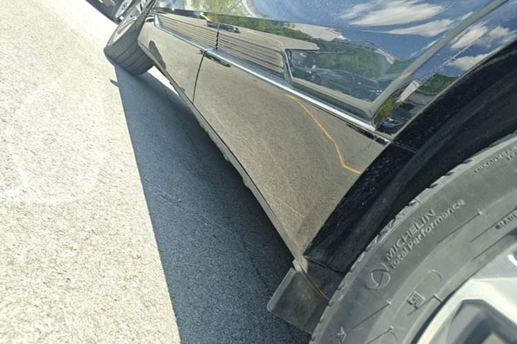Used Cadillac LYRIQ 2022 Rear-Drive Long-Range Luxury Edition Left Side Sill