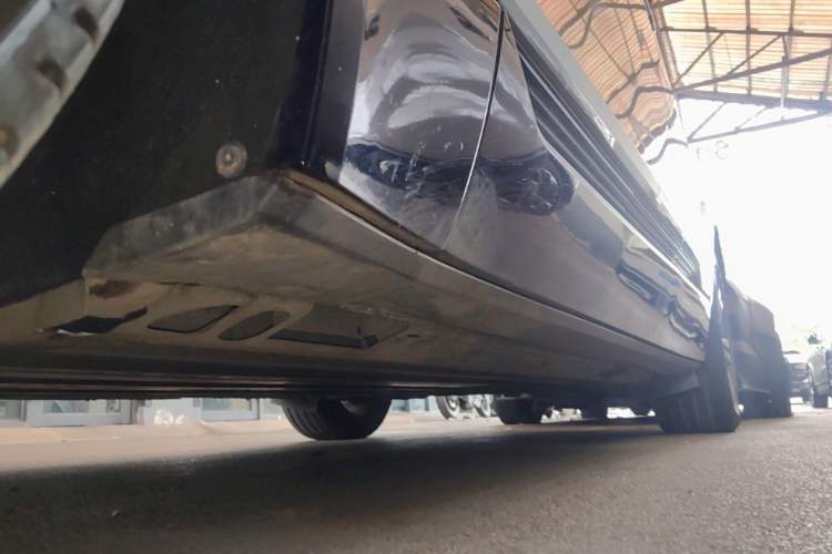 Used Cadillac LYRIQ 2022 Rear-Drive Long-Range Luxury Edition Left Side Sill