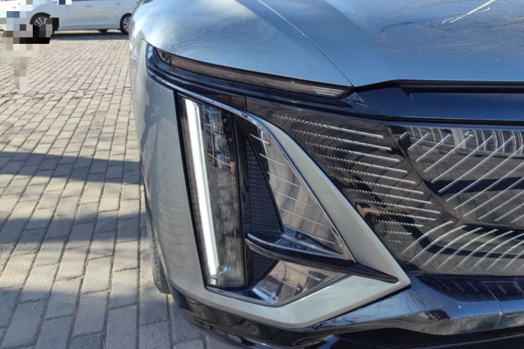 Used Cadillac LYRIQ 2022 Four-Wheel-Drive High-Performance Deluxe Edition Right Front Headlight