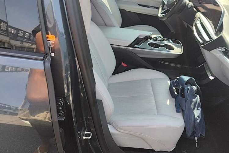 Used Cadillac LYRIQ 2022 Rear-Drive Long-Range Luxury Edition Right Front Seat