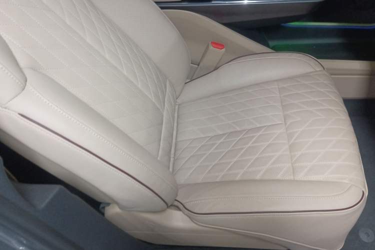 Used Cadillac LYRIQ 2022 Four-Wheel-Drive High-Performance Deluxe Edition Right Front Seat