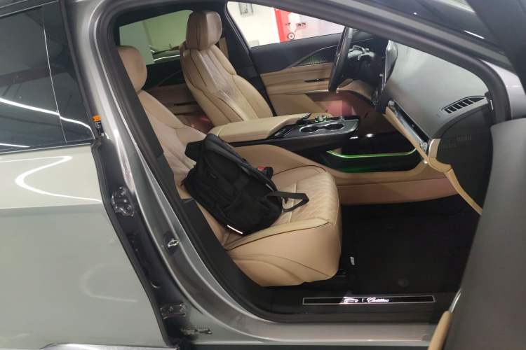 Used Cadillac LYRIQ 2022 Four-Wheel-Drive High-Performance Deluxe Edition Right Front Seat