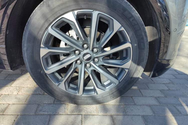 Used Cadillac LYRIQ 2022 Four-Wheel-Drive High-Performance Deluxe Edition Right Front Wheel Hub