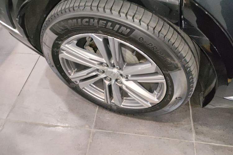 Used Cadillac LYRIQ 2022 Rear-Drive Long-Range Prestige Edition Right Rear Wheel Hub