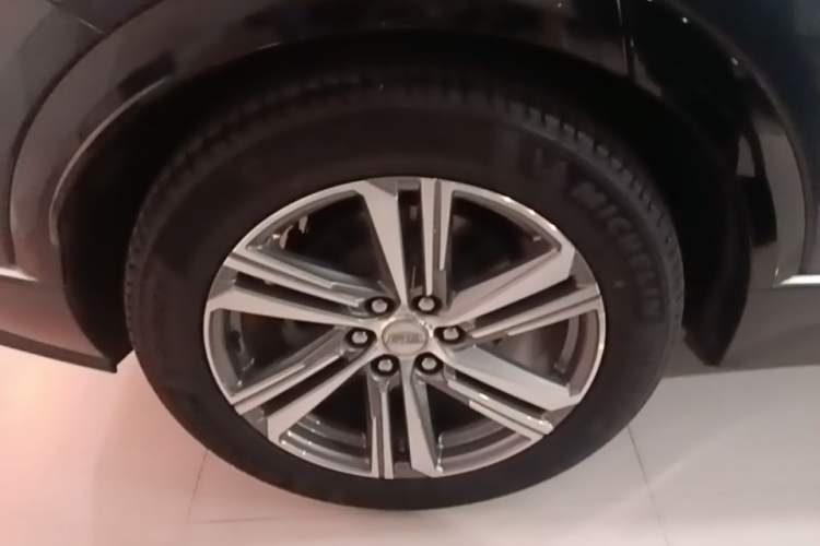 Used Cadillac LYRIQ 2022 Rear-Drive Long-Range Prestige Edition Right Rear Wheel Hub